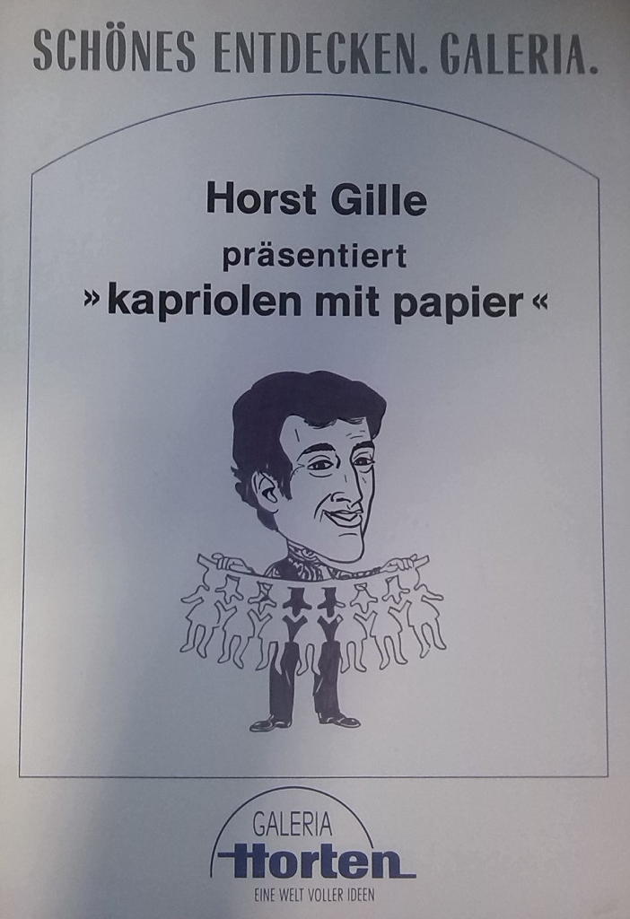 Horst Gille päsentiert "kapriolen mit papier"
